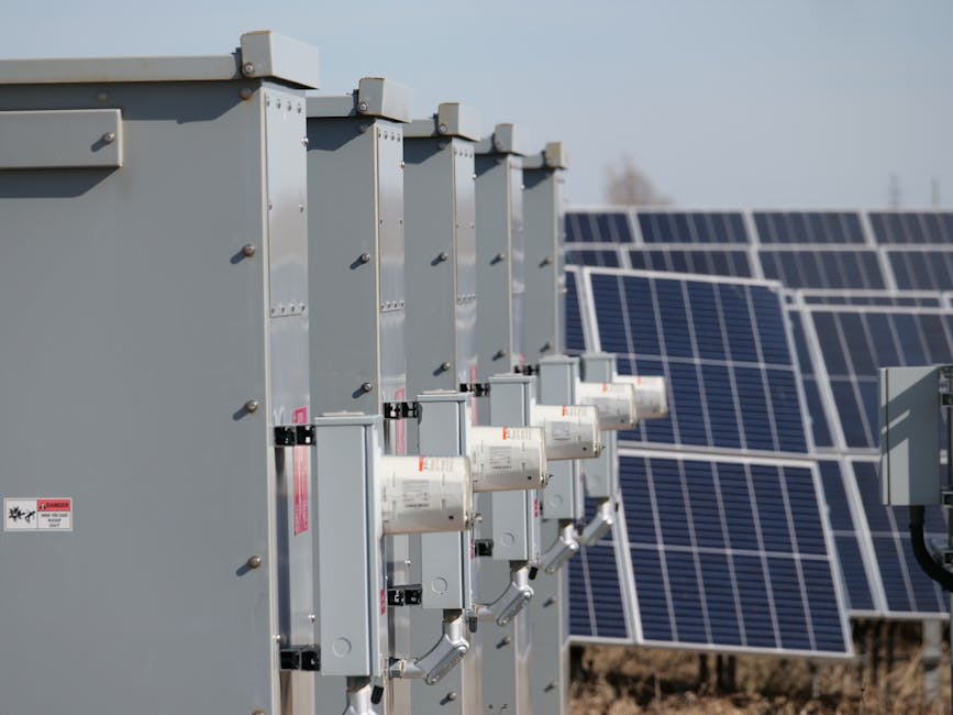 Güneş enerjisiyle çalışan veri merkezi ve sunucuların görseli