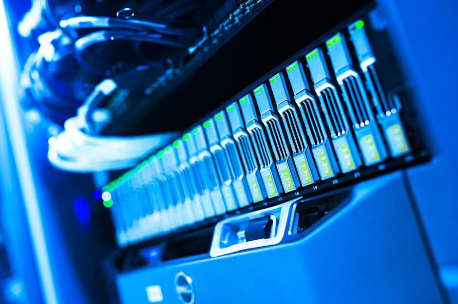 Joomla hosting için ZFS RAID yapılandırması gösteren sunucu odası görseli