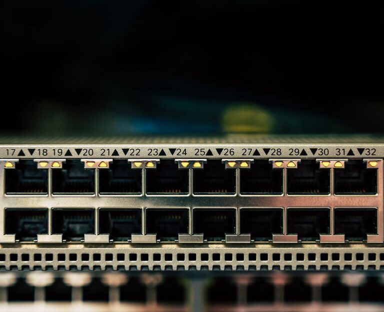 Çoklu Bağlantı Ağları ile Yüksek Erişilebilirlik: Sunucu Şirketleri İçin Yedekli Internet Girişleri