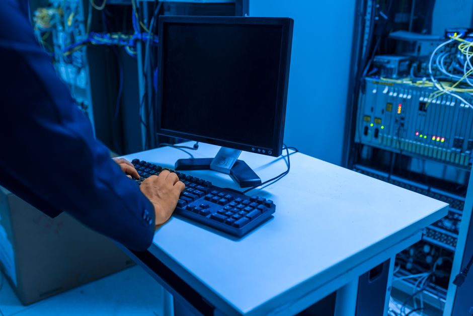 Veri merkezi ve monitor ekranları ile güvenlik kontrol odası
