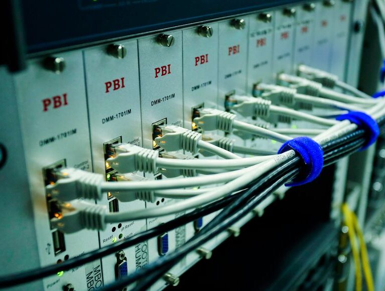 sunucu şirketleriyle çoklu bağlantılar ve hosting performansı